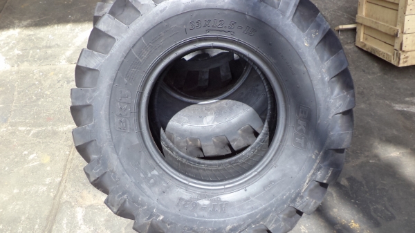 ยาง 12/65-15 ยางใหม่ มีมาหลายเส้นเลยครับ ยาง 12/65-15 ยางใหม่ มีมาหลายเส้นเลยครับ