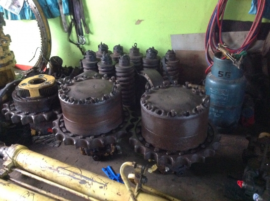 ตัวเดิน แบคโค KOMATSU 200-5 แกะออกจากรถเก่านอก เฟืองสวย,มี2ลูก ตัวเดิน แบคโค KOMATSU 200-5 แกะออกจากรถเก่านอก เฟืองสวย,มี2ลูก