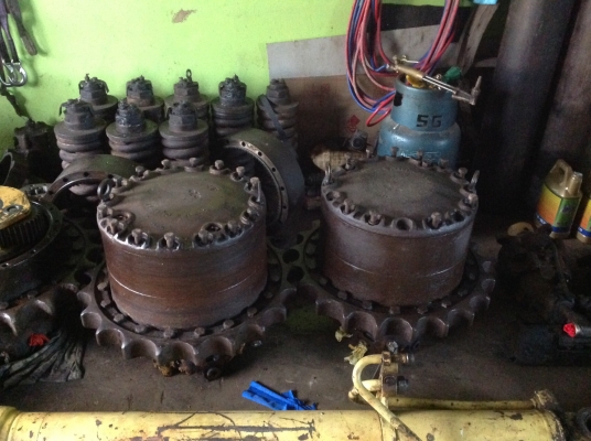 ตัวเดิน แบคโค KOMATSU 200-5  แกะออกจากรถเก่านอก เฟืองสวย,มี2ลูก