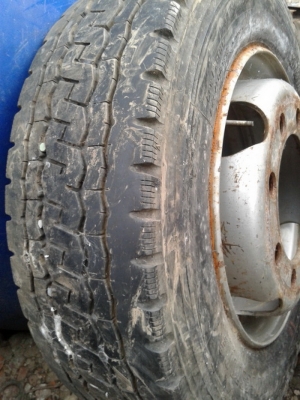 ขายยางรถบรรทุกขอบ 19.5 แบบ8น๊อต พร้อมกะทะ4เส้น และกะทะไม่มียาง2วง
