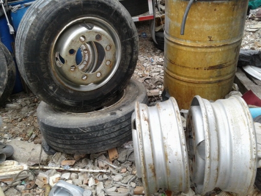 ขายยางรถบรรทุกขอบ 19.5 แบบ8น๊อต พร้อมกะทะ4เส้น และกะทะไม่มียาง2วง