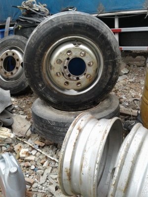 ขายยางรถบรรทุกขอบ 19.5 แบบ8น๊อต พร้อมกะทะ4เส้น และกะทะไม่มียาง2วง