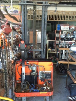 ขายด่วน ELECTRIC STACKER 24V 1.5Tงายาวเสาสูง3..3M รุ่นใหม่ ปีผลิต 12/2009 ขับด้วยไฟฟ้าเดินตาม พื้นที่แคบๆสบาย