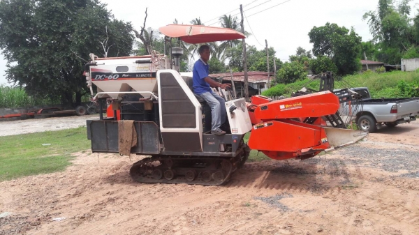 รถเกี่ยวข้าวคูโบต้า DC 60 PLUS  นิ้วสปริง ปี 54