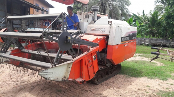 รถเกี่ยวข้าวคูโบต้า DC 60 PLUS  นิ้วสปริง ปี 54