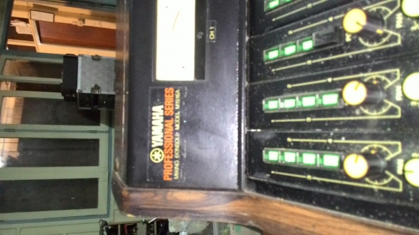 Mixer Yamaha M1516A