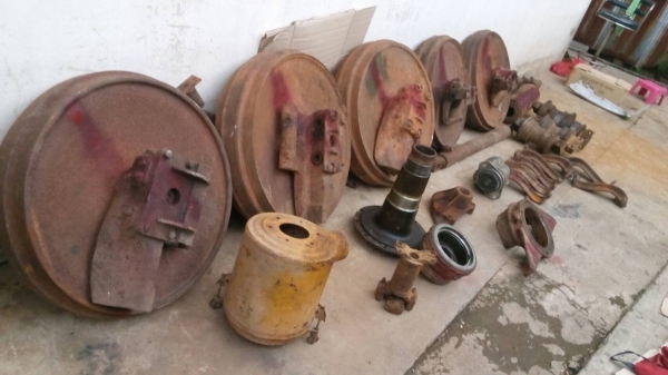 ขายอะหลั่ยชิ้นส่วนรถแทรกเตอร์ D-4 D-5 มีหลายอย่างสนใจสอบถามได้นะครับขายไม่แพง