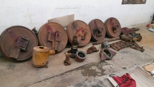 ขายอะหลั่ยชิ้นส่วนรถแทรกเตอร์ D-4 D-5 มีหลายอย่างสนใจสอบถามได้นะครับขายไม่แพง