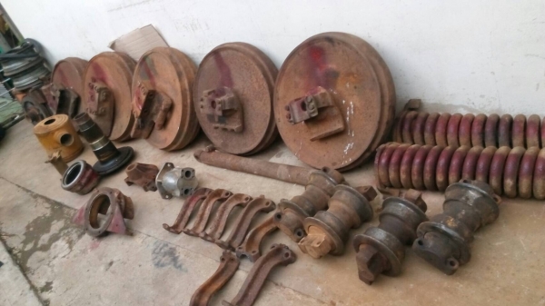 ขายอะหลั่ยชิ้นส่วนรถแทรกเตอร์ D-4 D-5 มีหลายอย่างสนใจสอบถามได้นะครับขายไม่แพง