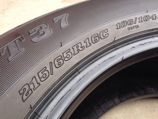 ยาง DUNLOP 215-65-16 ปี 16 ครบชุด 4 เส้น 7000  สภาพสวยๆไม่มีปะไม่บวมไม่กินข้าง ดอกยางเหลือเยอะเอาไปวิ่งกันใด้อีกยาวค่ะ