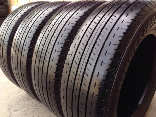 ยาง Bridgstone 215-65-16 ปี 15 ครบชุด 4 เส้น 5500  สภาพสวยๆไม่มีปะไม่บวมไม่กินข้างดอกยางเหลือเยอะเอาไปวิ่งกันใด้อีกยาวค่ะ