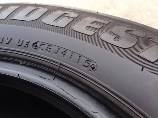 ยาง Bridgstone 215-65-16 ปี 15 ครบชุด 4 เส้น 5500  สภาพสวยๆไม่มีปะไม่บวมไม่กินข้างดอกยางเหลือเยอะเอาไปวิ่งกันใด้อีกยาวค่ะ