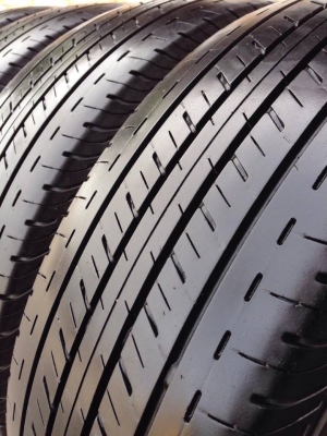 ยาง Bridgstone 215-65-16 ปี 15 ครบชุด 4 เส้น 5500  สภาพสวยๆไม่มีปะไม่บวมไม่กินข้างดอกยางเหลือเยอะเอาไปวิ่งกันใด้อีกยาวค่ะ