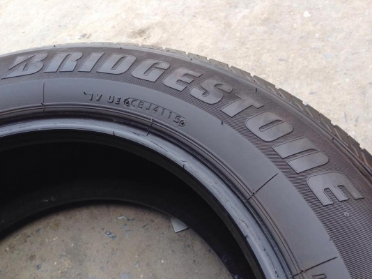 ยาง Bridgstone 215-65-16 ปี 15 ครบชุด 4 เส้น 5500  สภาพสวยๆไม่มีปะไม่บวมไม่กินข้างดอกยางเหลือเยอะเอาไปวิ่งกันใด้อีกยาวค่ะ