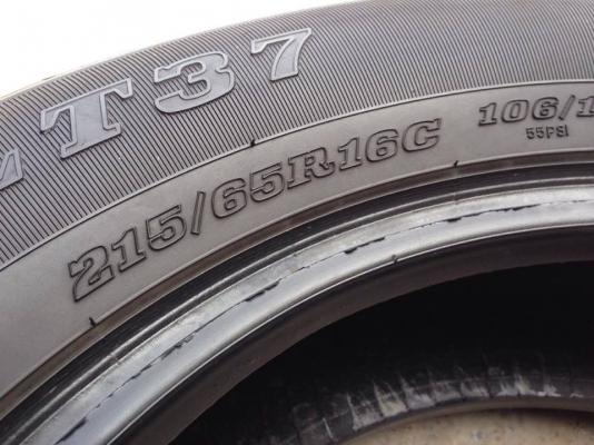 ยาง DUNLOP 215-65-16 ปี 15 ครบชุด 4 เส้น 5000  สภาพสวยๆไม่มีปะไม่บวมไม่กินข้าง ดอกยางเหลือเยอะเอาไปวิ่งกันใด้อีกยาวค่ะ