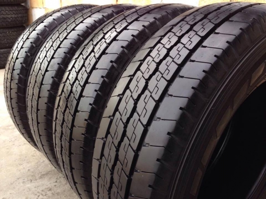 ยาง DUNLOP 215-70-15 ปี 15 ครบชุด 4 เส้น 6000  สภาพสวยๆไม่มีปะไม่บวมไม่กินข้าง ดอกยางเหลือเยอะเอาไปวิ่งกันใด้อีกยาวค่ะ