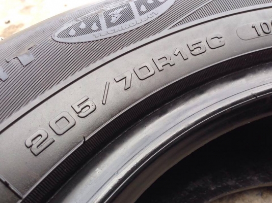 ยางGoodYear 205-70-15 ปี 15 2เส้น 215 70 15 2 เส้น ครบชุด 4เส้น 4500  สภาพสวยๆไม่มีปะไม่บวมไม่กินข้าง ดอกยางเหลือเยอะเอาไปวิ่งกันใด้อีกยาวค่ะ