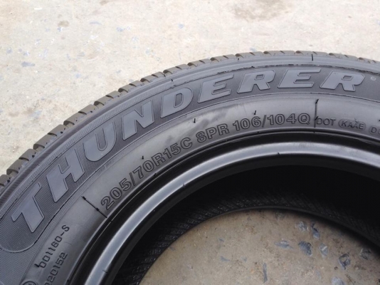 ยาง THUNDERER 205-70-15 ปี 15 ครบชุด 4 เส้น 5000  สภาพสวยๆไม่มีปะไม่บวมไม่กินข้าง ดอกยางเหลือเยอะเอาไปวิ่งกันใด้อีกยาวค่ะ