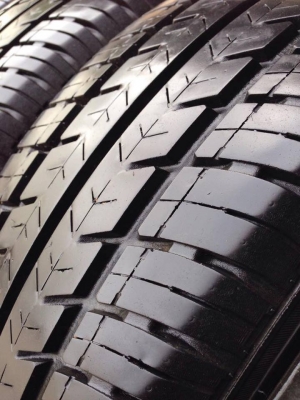 ยาง THUNDERER 205-70-15 ปี 15 ครบชุด 4 เส้น 5000  สภาพสวยๆไม่มีปะไม่บวมไม่กินข้าง ดอกยางเหลือเยอะเอาไปวิ่งกันใด้อีกยาวค่ะ