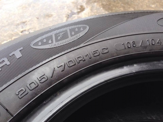 ยาง GoodYear 205-70-15 ปี 15 ครบชุด 4 เส้น 4500  สภาพสวยๆไม่บวมไม่กินข้าง ดอกยางเหลือเยอะเอาไปวิ่งกันใด้อีกยาวค่ะ