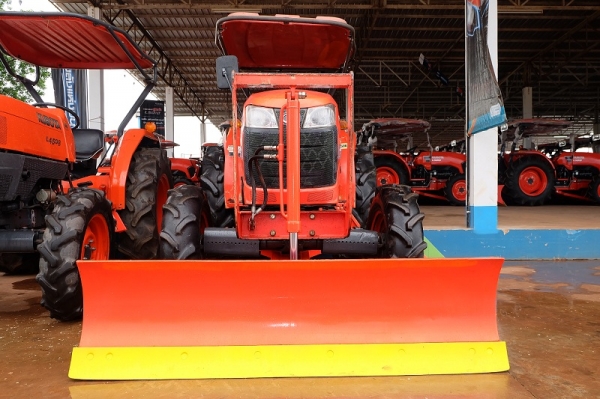 รถไถรุ่น L4708 อุปกรณ์ ใบมีด + ผาน 1 ตัว โทรเลย 089-0111624