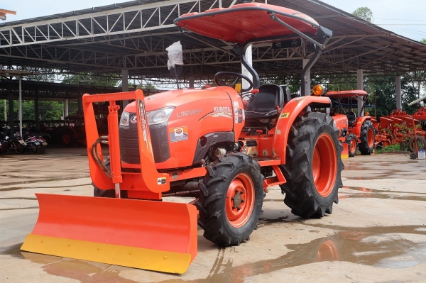 รถไถรุ่น L3608SP อุปกรณ์ ใบมีด + ผาน 1 ตัว โทรเลย 089-0111624 ด่วนๆ