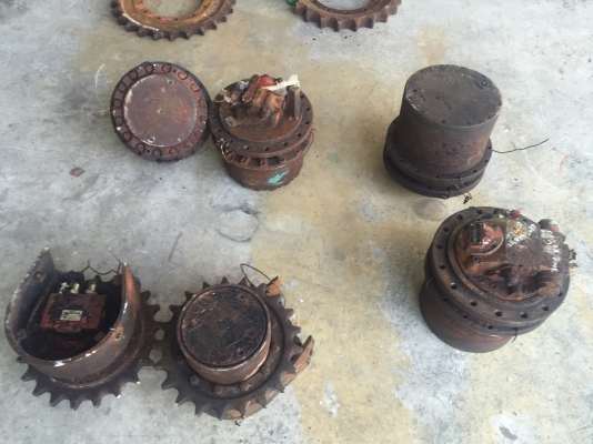 ขายมอเตอร์ตัวเดินPC40-7ยี่ห้อNACHIรุ่นPH-300-53-1145Aตัดเฟรมมามี2ชุดขายชุดละ35000บาท ตัวมอเตอร์กว้าง21ซม21ฟันน๊อตยึดเฟือง12ตัวยึดเฟรม9ตัว