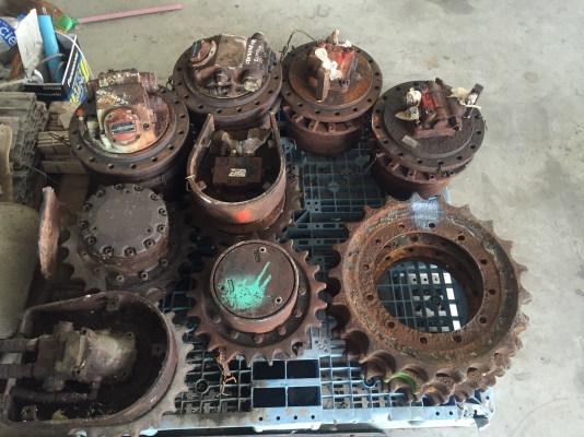 ขายมอเตอร์ตัวเดินPC40-7ยี่ห้อNACHIรุ่นPH-300-53-1145Aตัดเฟรมมามี2ชุดขายชุดละ35000บาท ตัวมอเตอร์กว้าง21ซม21ฟันน๊อตยึดเฟือง12ตัวยึดเฟรม9ตัว