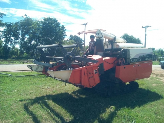 ขายรถเกี่ยวข้าว KUBOTA DC68G ปี54 รถสวยสภาพดี พร้อมใช้งาน เอกสารพร้อมโอน ราคา350,000 สนใจโทร 090-8588220คุณนะ 093-3258446คุณบิว หรือเข้าดูสินค้าอื่นๆได้ที่ www.narong2truck.com หรือ www.truck.in.th/498 หรือเพจFacebook ณรงค์ ซื้อขายรถมือสอง (เว็บไซต์ส่วนตั