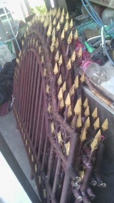 ขาย รั้วเหล็กตามรูป ขนาด ยาว 237 ซม. สูง 125 ซม.