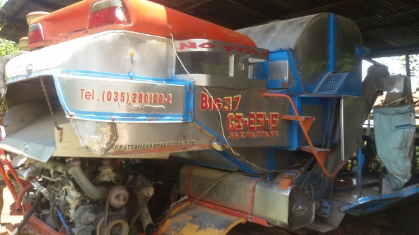 ลดราคา175000บาทขายรถเกี่ยวข้าวศักด์พัฒนารองกระสอบช่วงล่างโรงงานปั้ม22เครื่อง6bg1โบรถสวยน่าใช้