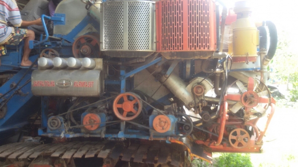 ลดราคา175000บาทขายรถเกี่ยวข้าวศักด์พัฒนารองกระสอบช่วงล่างโรงงานปั้ม22เครื่อง6bg1โบรถสวยน่าใช้