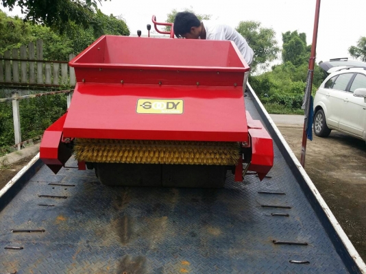 GOODY TOP DRESSER รถโรยทรายแบบนั่งขับ พร้อมให้คำปรึกษาและแนะนำวิธีการใช้