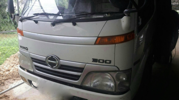 รถฮีโน่ 6 ล้อ ( ทูโถ้ )  121 แรงม้า. ปี 51.  ( รถวิ่ง 1xx,xxx กม. )    สนใจติดต่อ  081 - 6079515