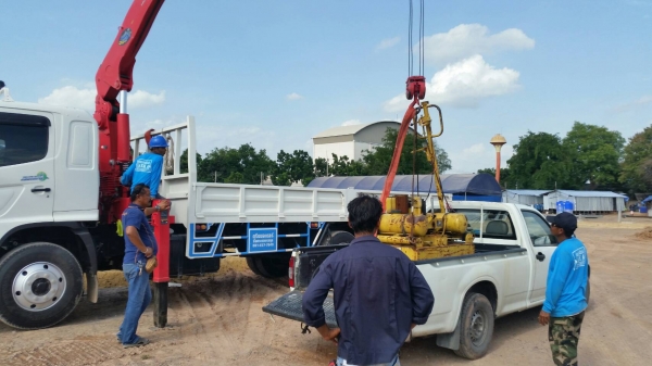 tractor-backhoe ส่งรถบดเดินตาม ไปลงก่อสร้าง ปั๊ม ปตท ที่สระบุรี ครับ