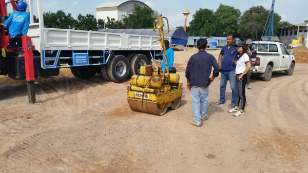 tractor-backhoe ส่งรถบดเดินตาม ไปลงก่อสร้าง ปั๊ม ปตท ที่สระบุรี ครับ tractor-backhoe ส่งรถบดเดินตาม ไปลงก่อสร้าง ปั๊ม ปตท ที่สระบุรี ครับ