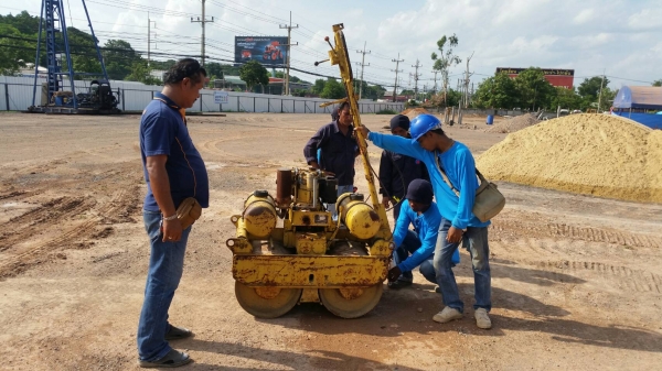 tractor-backhoe ส่งรถบดเดินตาม ไปลงก่อสร้าง ปั๊ม ปตท ที่สระบุรี ครับ tractor-backhoe ส่งรถบดเดินตาม ไปลงก่อสร้าง ปั๊ม ปตท ที่สระบุรี ครับ