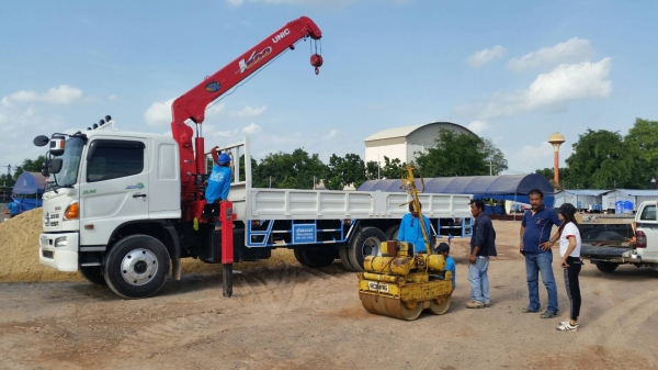 tractor-backhoe ส่งรถบดเดินตาม ไปลงก่อสร้าง ปั๊ม ปตท ที่สระบุรี ครับ tractor-backhoe ส่งรถบดเดินตาม ไปลงก่อสร้าง ปั๊ม ปตท ที่สระบุรี ครับ