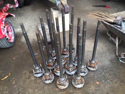 ขายดุม 6น็อต ครับเอาไปเทเลอร์ลาก ของใหม่ครับ เส้นล่ะ 1500 บาท