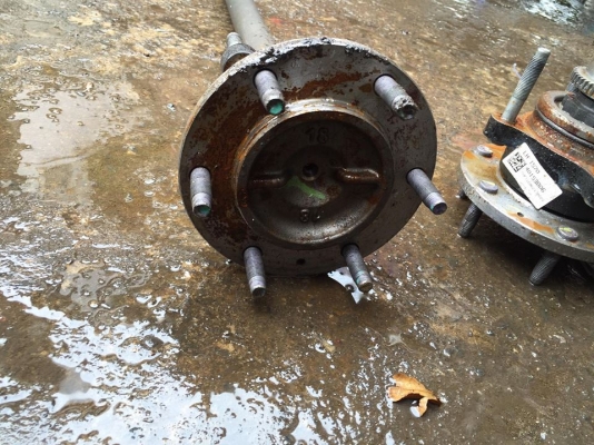 ขายดุม 6น็อต ครับเอาไปเทเลอร์ลาก ของใหม่ครับ เส้นล่ะ 1500 บาท