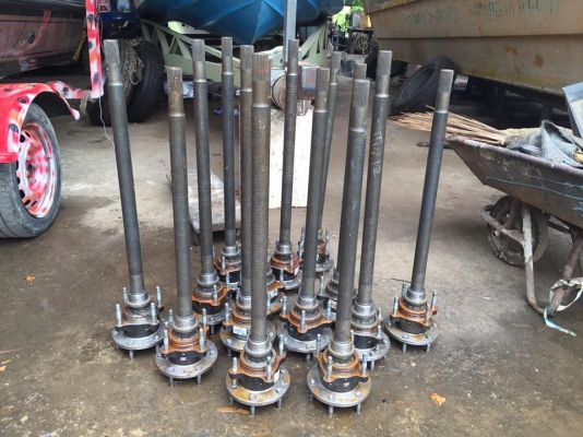 ขายดุม 6น็อต ครับเอาไปเทเลอร์ลาก ของใหม่ครับ เส้นล่ะ 1500 บาท