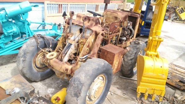 ขายรถตักล้อยาง CAT-922 ขายตามสภาพอุปกรอยู่ครบหมด เครื่องติดได้ รถวิ่งได้ไม่มีเวลาซ่อมครับ ขายไม่แพง