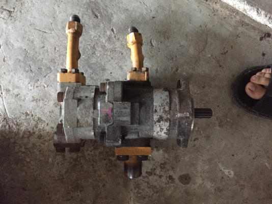 ขายปั้มไฮโดรลิค2ตอนสำหรับใส่แบคโฮ ยี่ห้อkomatsu pc30กับpc60(โคมัสสึ) ขายปั้มไฮโดรลิค2ตอนสำหรับใส่แบคโฮ ยี่ห้อkomatsu pc30กับpc60(โคมัสสึ)