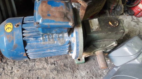 ขาย !! มอเตอร์เกียร์.ขนาด1แรง380v..รอบ1:20 สภาพพร้อมใช้งาน