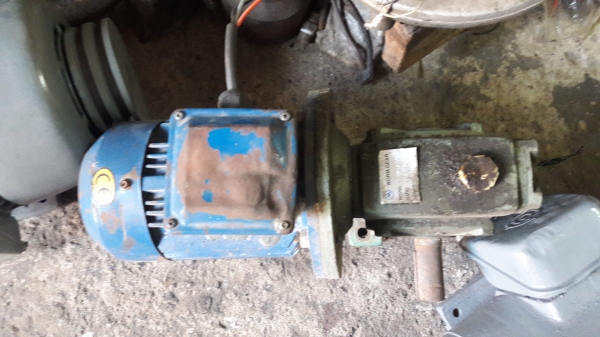 ขาย !! มอเตอร์เกียร์.ขนาด1แรง380v..รอบ1:20 สภาพพร้อมใช้งาน