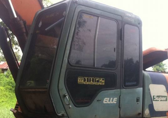 **465,000 บ.ต่อรอง/// แบคโฮ HITACHI EX200-3 ไฟฟ้าครบ เอวขยับ เครื่อง+ปั้ม ดี บูมอาร์มดี ช่วงงล่าง70\% ตามสภาพ ใช้งาน ทำงานอยู่ ใบสัญญาซื้อขาย **ขาย HITACHI EX-200 รุ่น3 แบคโฮ สภาดี ราคาเบา ไม่มีเล่ม มีสัญญาซื้อขาย ขายตามสภาพ  HYD.EXCAVATOR HITACHI EX200-3