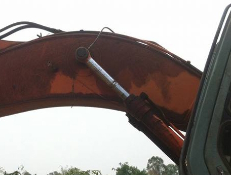 **465,000 บ.ต่อรอง/// แบคโฮ HITACHI EX200-3 ไฟฟ้าครบ เอวขยับ เครื่อง+ปั้ม ดี บูมอาร์มดี ช่วงงล่าง70\% ตามสภาพ ใช้งาน ทำงานอยู่ ใบสัญญาซื้อขาย **ขาย HITACHI EX-200 รุ่น3 แบคโฮ สภาดี ราคาเบา ไม่มีเล่ม มีสัญญาซื้อขาย ขายตามสภาพ  HYD.EXCAVATOR HITACHI EX200-3