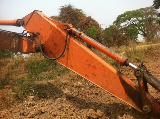 **465,000 บ.ต่อรอง/// แบคโฮ HITACHI EX200-3 ไฟฟ้าครบ เอวขยับ เครื่อง+ปั้ม ดี บูมอาร์มดี ช่วงงล่าง70\% ตามสภาพ ใช้งาน ทำงานอยู่ ใบสัญญาซื้อขาย **ขาย HITACHI EX-200 รุ่น3 แบคโฮ สภาดี ราคาเบา ไม่มีเล่ม มีสัญญาซื้อขาย ขายตามสภาพ  HYD.EXCAVATOR HITACHI EX200-3