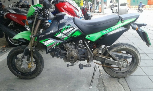 ขาย 23,000 บาท Kawasaki KSR 110 สตาร์ทเท้า ปี 55 สภาพเครื่องดีเดิมๆ ชุดสีดี เล่มพร้อมชุดโอน