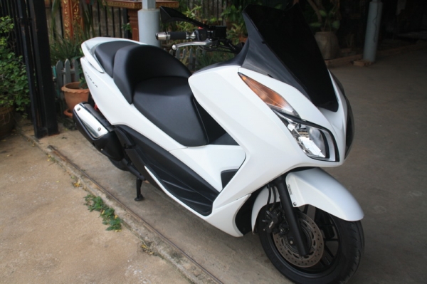 ขาย FORZA 300 สีขาว ปี 2014สภาพสวย วิ่งน้อย แต่งมาครบ 99000